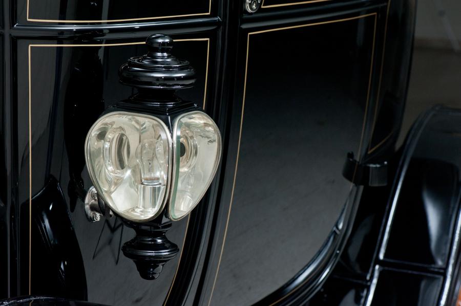 Детали экстерьера Baker Electric Model V Special Extension Coupe 1912 года  (фото 14 из 22)